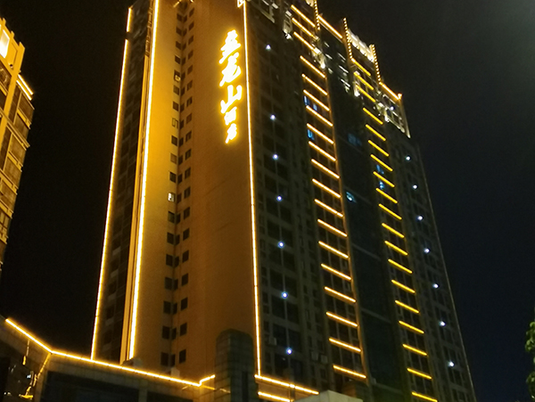 宇泉投光燈：光芒匯聚，萬千華彩